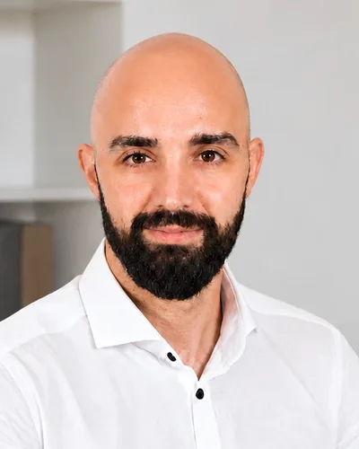 Porträt von Kadri Tekdemir im weißen Hemd